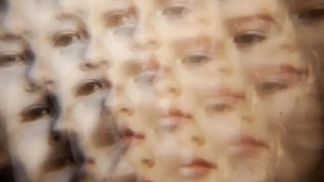 Если мы проводим слишком много времени в соцсетях, это искажает наше восприятие самого себя