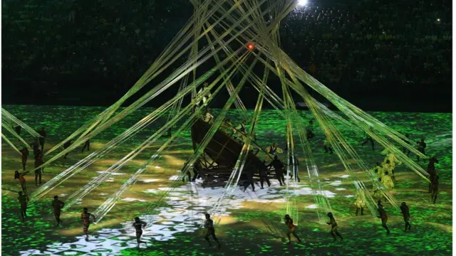 Törendeki gösteride Brezilya tarihinden kesitler aktarıldı. Portekizli sömürgeciler dans gösterileri eşliğinde anlatıldı.