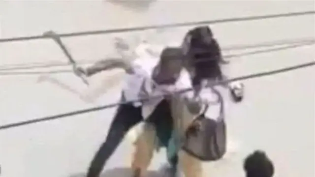 বরগুনায় রিফাত শরিফকে তার স্ত্রীর সামনে কুপিয়ে হত্যা করার ভিডিও থেকে নেওয়া