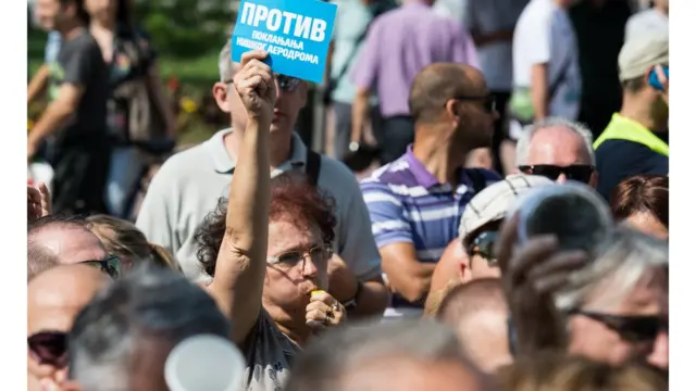 Protiv poklanjanja niškog aerodroma