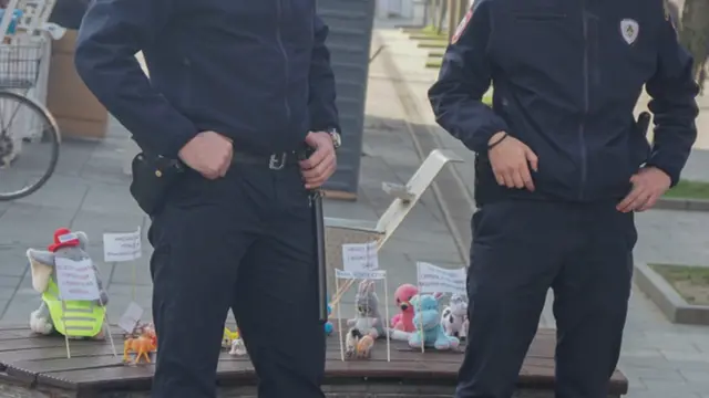 policija čuva igračke