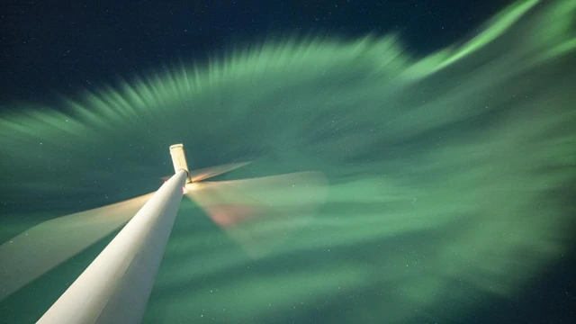 Ветряк под северным сиянием