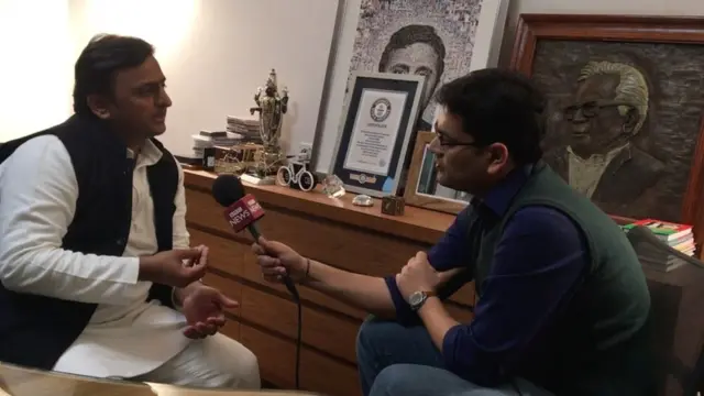 उत्तर प्रदेश के मुख्यमंत्री और समाजवादी पार्टी प्रमुख अखिलेश यादव से बातचीत करते बीबीसी संवाददाता नितिन श्रीवास्तव.