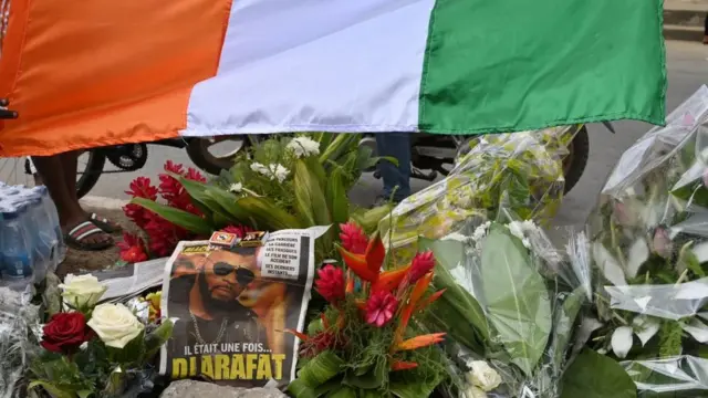 Des gerbes de fleurs en hommage à la star du coupé-décalé.