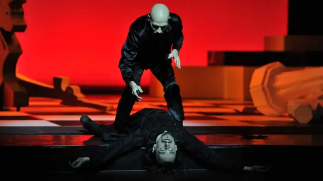 В отношениях Распутина и Юсупова - главном драматическом конфликте спектакля - отчетливо просматривается гомоэротический элемент