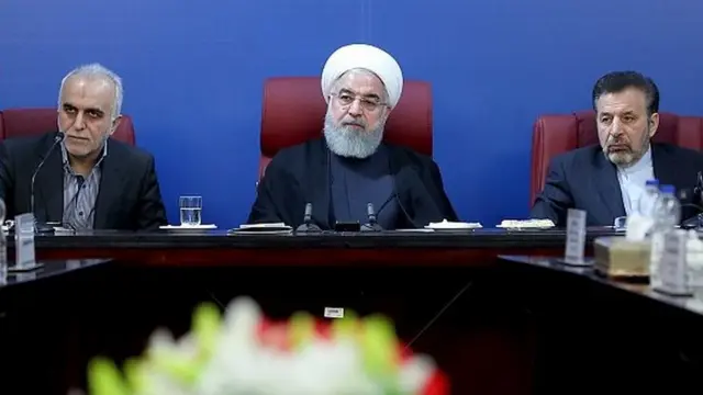 از راست رئیس دفتر رئیس جمهور ایران، رئیس جمهور و وزیر اقتصاد