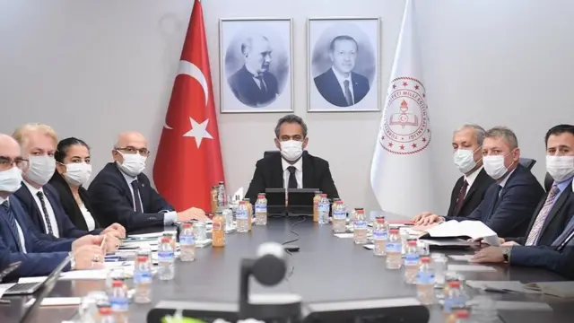 Milli Eğitim Bakanı Mahmut Özer (ortada)