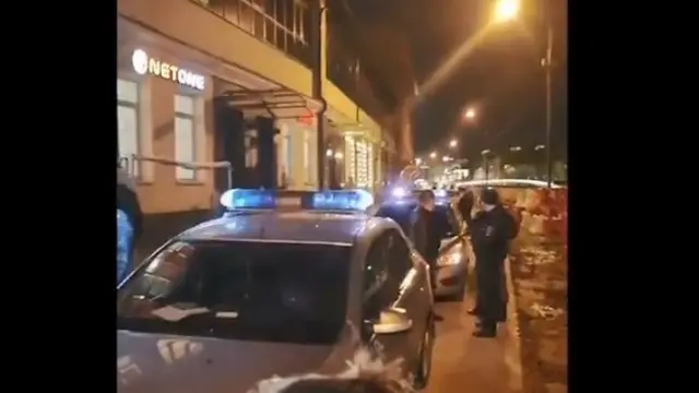 Полиция около здания театра