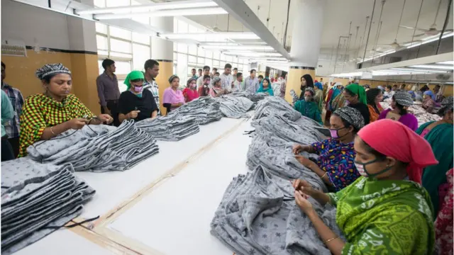করোনাভাইরাসের কারণে বাংলাদেশে অঘোষিত লকডাউনের মধ্যেই রবিবার থেকে বন্ধ থাকা পোশাক কারখানাগুলোর বেশিরভাগই খুলছে।