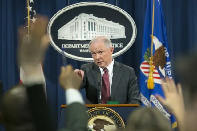 Bajo enorme presión, Sessions compareció ante los medios este jueves.