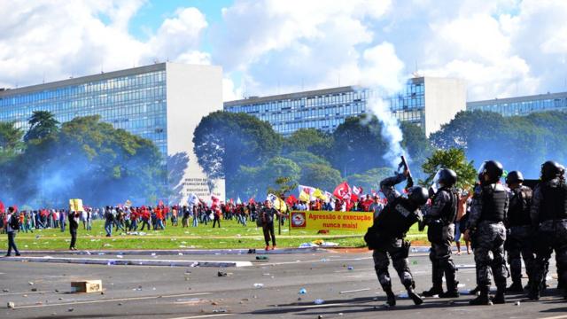 Protesto em Brasília contra Temer