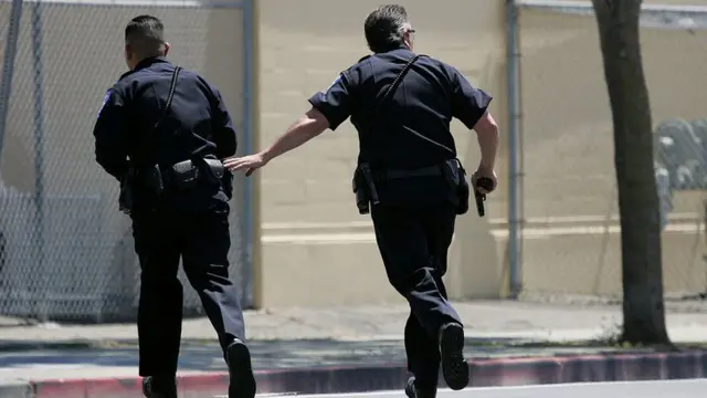 Policías corriendo en un simulacro