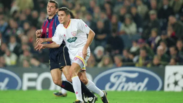 Cocu, 2001 yılında Nou Camp'ta oynanan ve 2-2 biten Barcelona - Galatasaray Şampiyonlar Ligi B Grubu maçında sarı kırmızılı stoper Emre Aşık ile ikili mücadelede