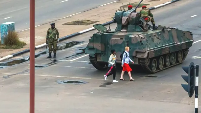 રસ્તા પર તોપ