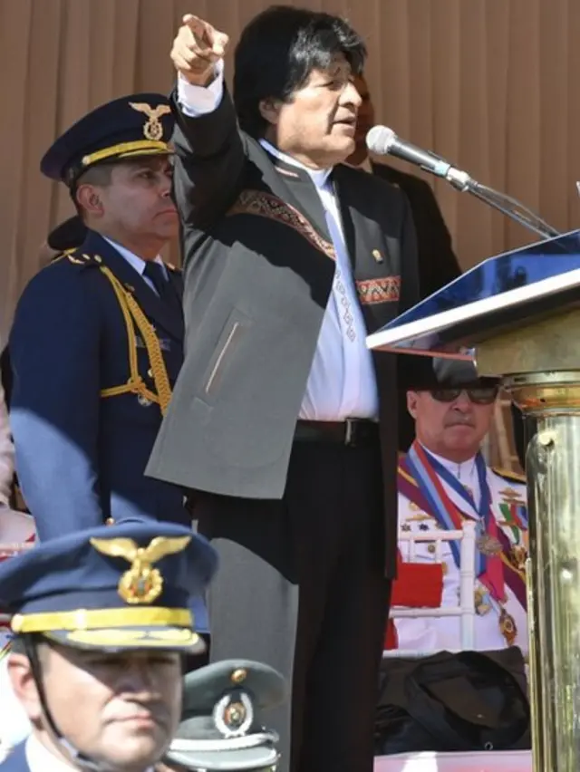 Evo Morales mientras ofrece un discurso sin los símbolos presidenciales.