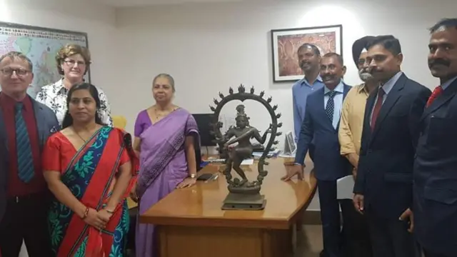 நடராஜர் சிலை தில்லியில் சிலை கடத்தல் தடுப்பிப் பிரிவின் சிறப்பு அதிகாரி பொன். மாணிக்கவேலிடம் ஒப்படைக்கப்பட்டது