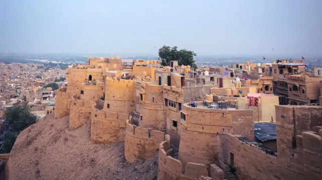 Today, 2,000 to 4,000 descendants of the castle’s earliest inhabitants continue to live inside its fortified walls, rent-free