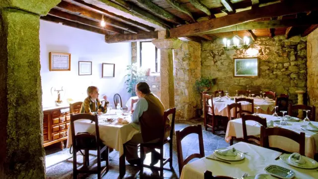 "Когда люди не спешат покинуть стол после обеда, это признак удовлетворения трапезой", - говорит шеф-повар Дани Карнеро