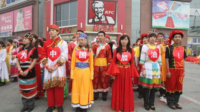 2008年，一家肯德基餐厅的员工为北京奥运加油。