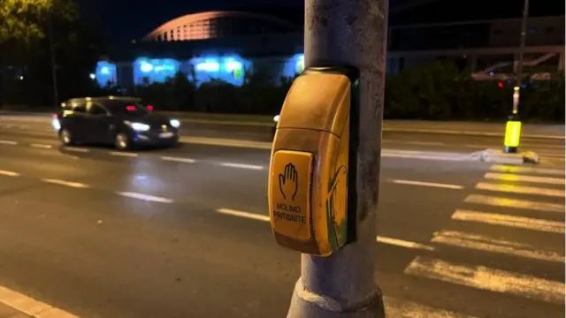 Stari žuti umrljani taster na semaforu preko puta Sajma, na ulici je mrak