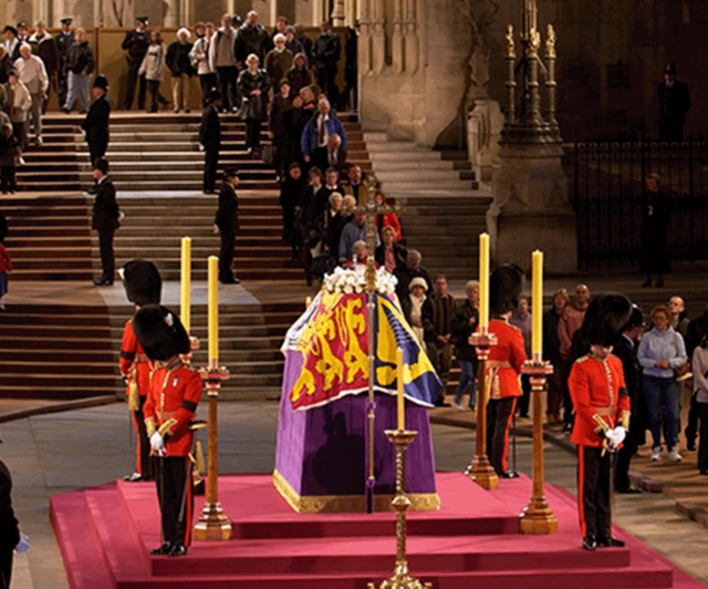 महारानी के पार्थिव शरीर के अंतिम दर्शन