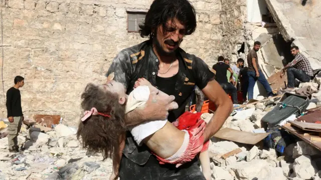 Hava saldırısında yaralanmış bir çocuk