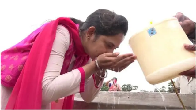 विहिरीचं पाणी पिताना महिला