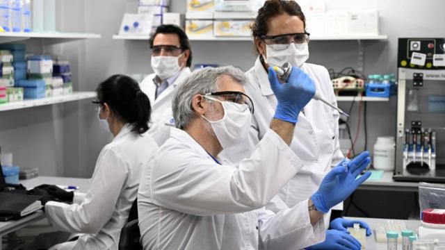 技术人员在阿根廷布宜诺斯艾利斯的一个实验室研究新冠（19/6/2020）