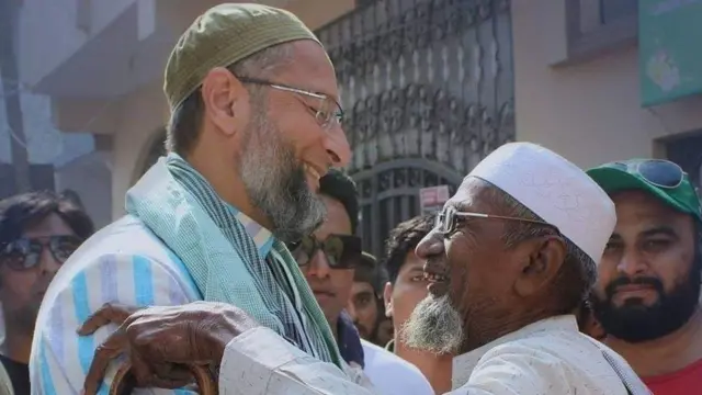 एआईएमआईएम पार्टी के नेता असदुद्दीन ओवैसी एक मतदाता के साथ