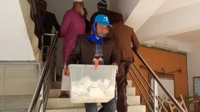 চট্টগ্রামের লালখান বাজারের শহীদ নগর সিটি কর্পোরেশন বালিকা উচ্চ বিদ্যালয় কেন্দ্রে ভোট শুরু হওয়ার আগেই ব্যালট পেপার ভর্তি ব্যালট বক্স।