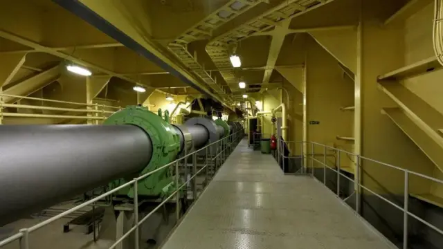 Conducto que comunica el motor con la hélice.