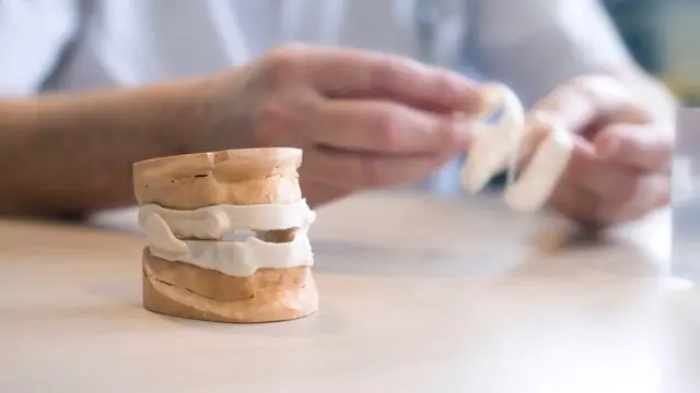 Вставляемое в рот приспособление, помогающее при апноэ сна, применяется с середины 1990-х