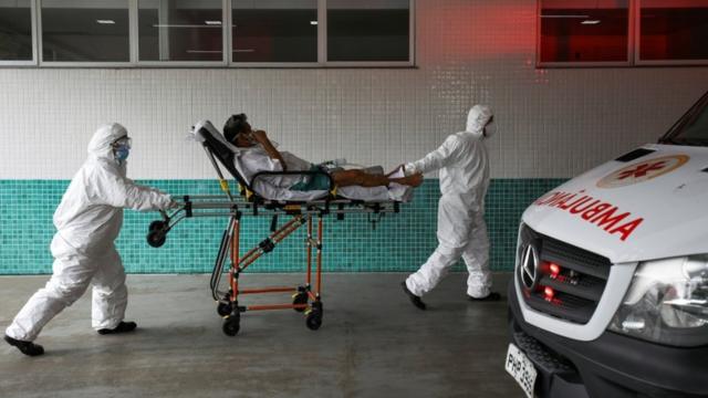 Paciente con covid es llevado a un hospital