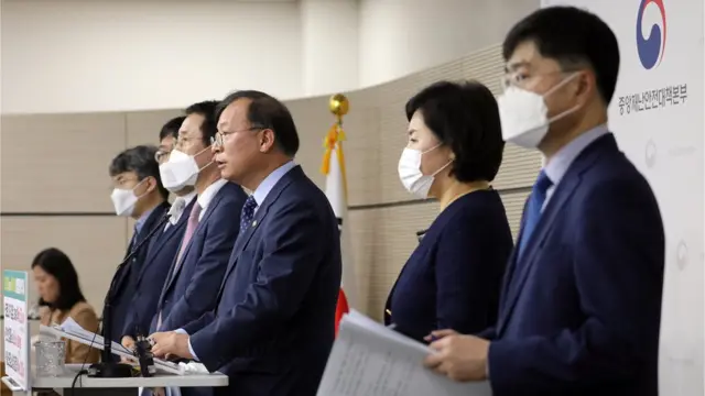 보건복지부는 한미 정상회담에서 코로나19 백신 위탁생산, 연구 개발협력 및 한국 내 투자 등을 위한 총 4건의 계약 및 양해각서를 체결했다고 23일 밝혔다