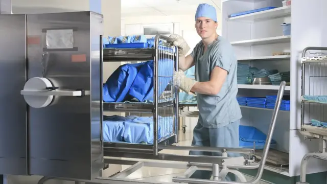 Больницам становится все труднее удерживать под контролем бактерии, ставшие устойчивыми к антибиотикам