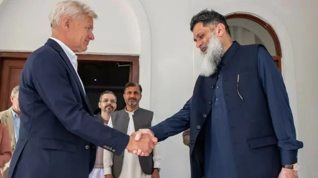 ښاغلی اېګېلنډ وايي، کابل کې یې د پاکستان په ګډون د اسلامي هېوادونو له دیپلوماتانو سره په خیریه موسسو کې د ښځو پر فعالیت د بندیز ختمېدو لپاره د هڅو زیاتولو لړ کې لیدلي دي.
