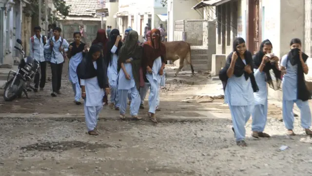 શાળાએ જતા બાળકો