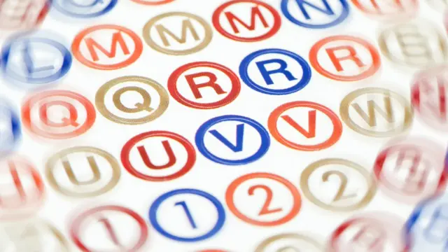 Una cartilla que muestra letras que empiezan a hacerse borrosas.