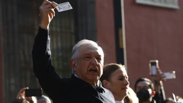 AMLO votando