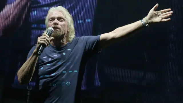 Бренсон выступает на Каймановых островах 15 февраля 2019 г.