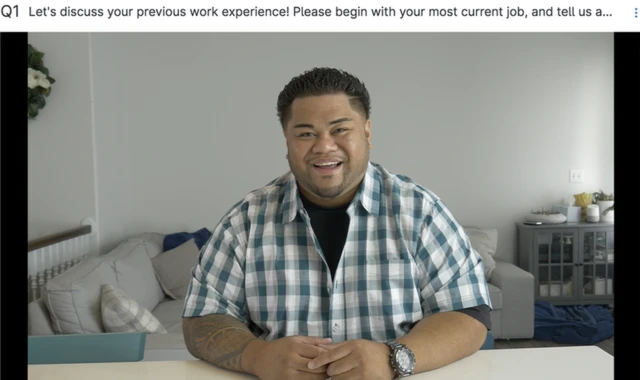 하이어뷰 시스템을 이용해 면접을 보는 지원자