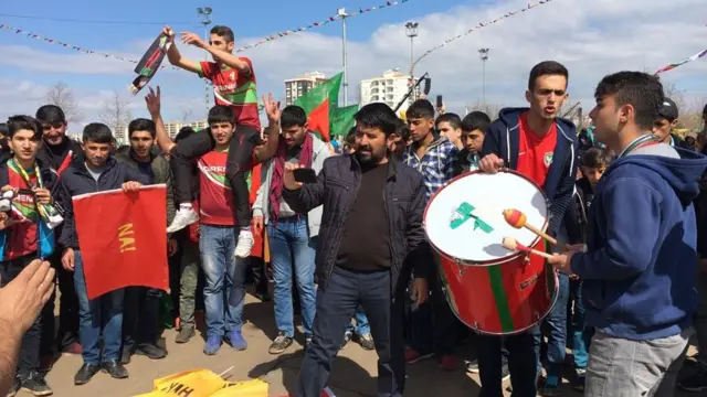 Nevruz kutlamalarına katılan gençler