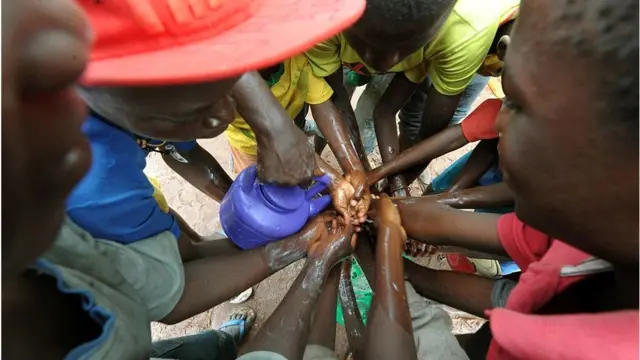 awọn ọmọde kan n fọ ọwọ wọn