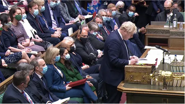 بوریس جانسون، نخست‌وزیر بریتانیا، در جلسه پرسش و پاسخ پارلمان، ۱۲ ژانویه ۲۰۲۲