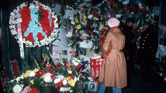 Ofrendas frente al edificio Dakota, tras la muerte de John Lennon, 1980