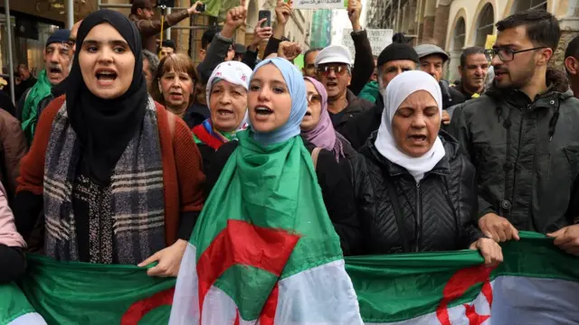 Kuwa kabiri, abagore bari benshi mu mihanda ya Alger muri Algeria basaba ko guverinoma yegura