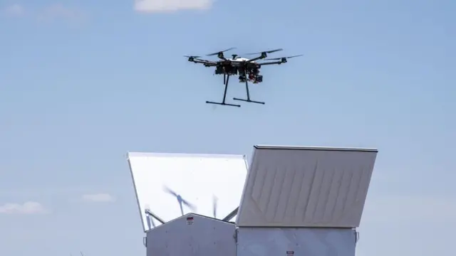 அதன் ஹேங்கரில் இருந்து வெளிவரும் ட்ரோன்