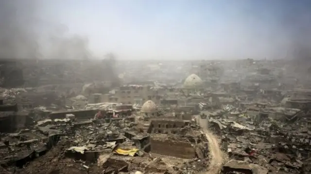 ইরাকে ধ্বংসস্তুপে পরিণত হওয়া মসুল শহর - যা ২০১৭ সালের জুলাই পর্যন্ত আইএসের দখলে ছিল