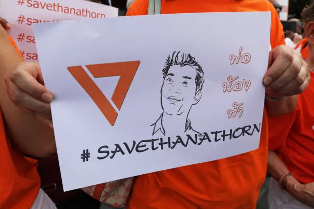 กลุ่มผู้สนับสนุนมาให้กำลังใจ ธนาธร ในวันที่เจ้าตัวไปรายงานตัวที่ สน.ปทุมวัน