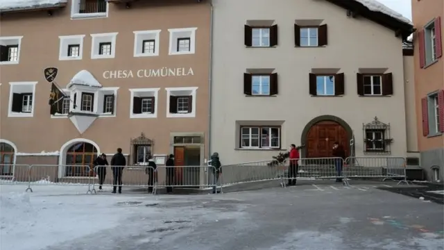 Очередь на ковидный тест в швейцарском городе Цуоц